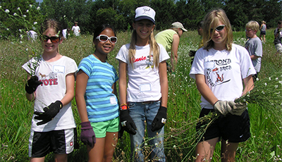 Youth volunteering at a park.